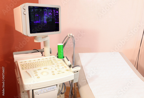 Patientenliege mit Ultraschallgerät