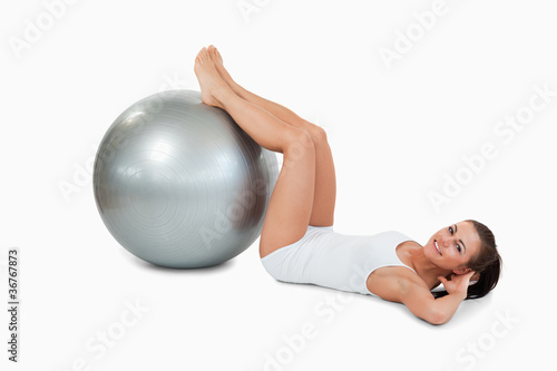 Young woman developing her abs with a ball © WavebreakmediaMicro