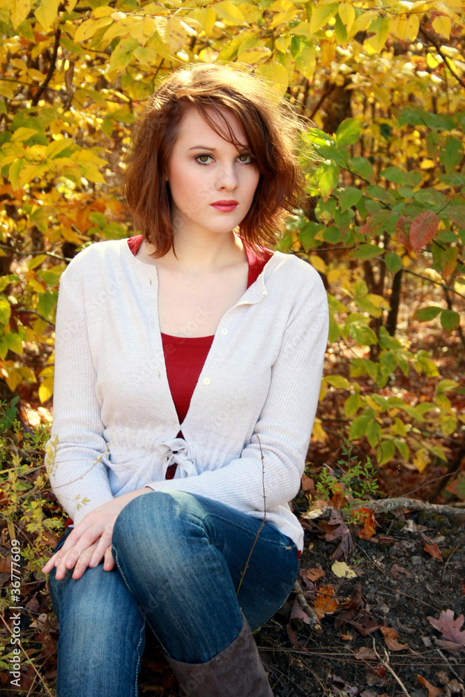 Obraz premium Woman in front of autumn trees