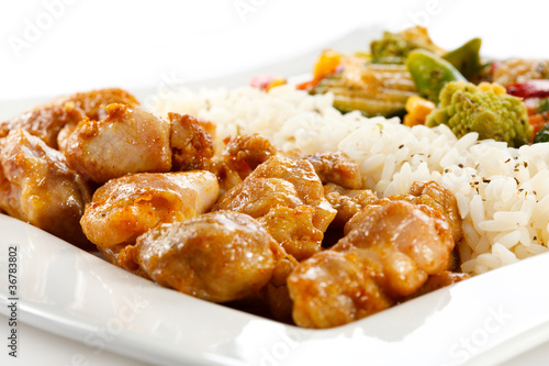Fried chicken nuggets, white rice and vegetables