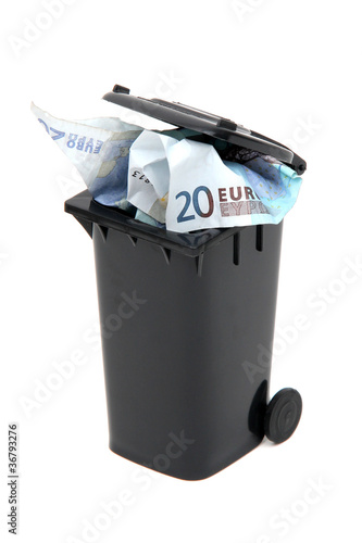 Euroscheine in Mülltonne