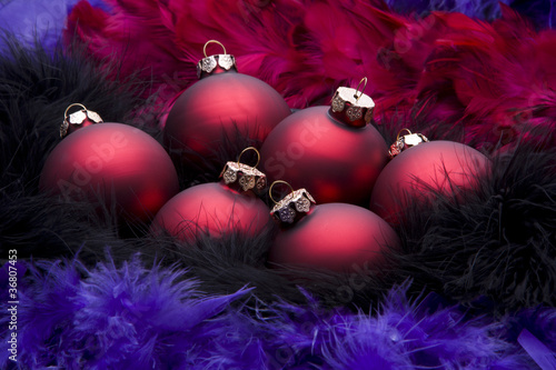 Sechs rote Weihnachtskugeln
