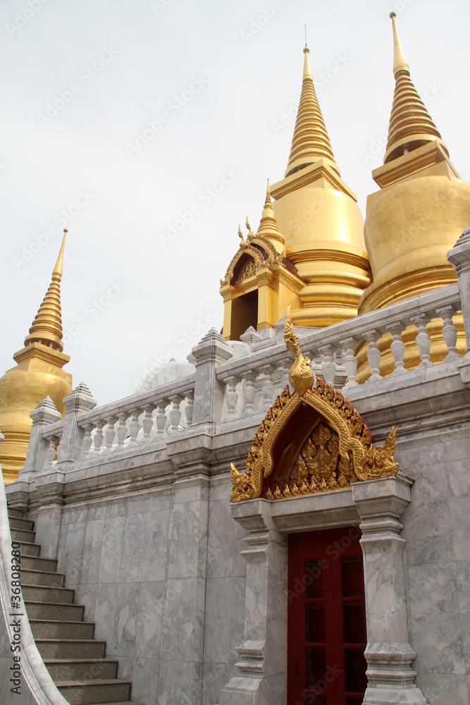 Fototapeta premium Golden stupa in Wat Bowonniwet