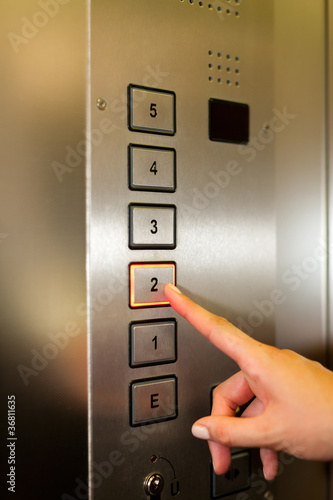 Frau im Fahrstuhl oder Lift