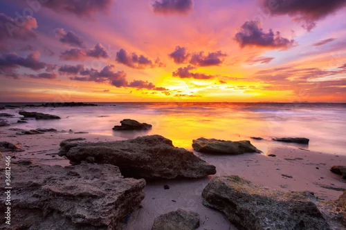 Obraz Tropikalna plaża o zachodzie słońca.