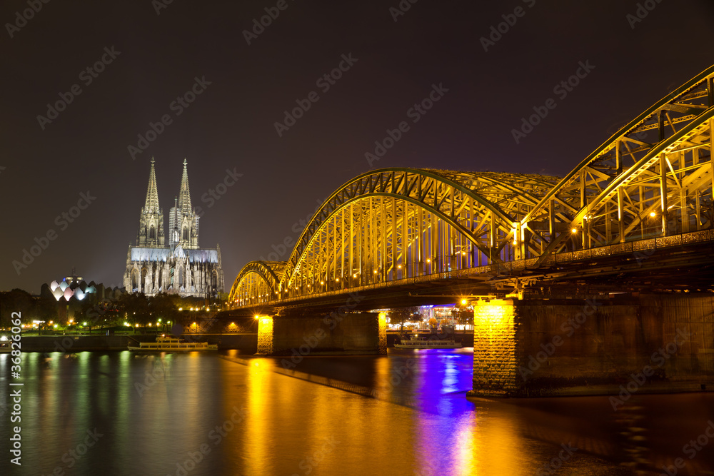 Fototapeta premium Cologne Cathedral at night, Cologne (Koeln), Germany