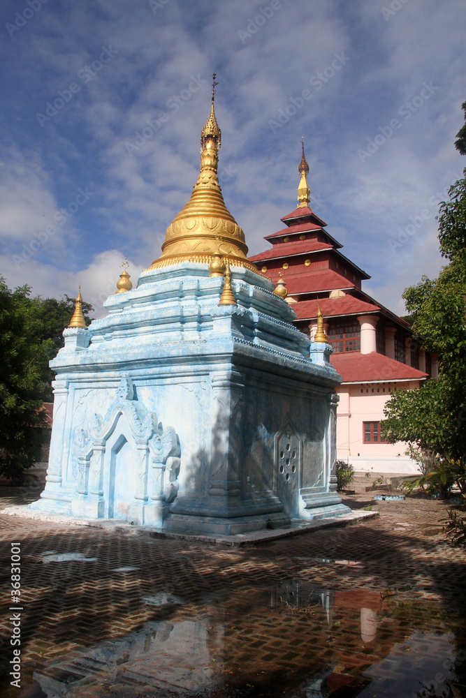 Fototapeta premium Brick blue stupa