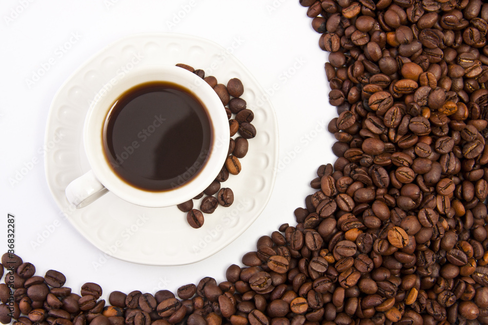 Fototapeta premium taza de café con granos tostados