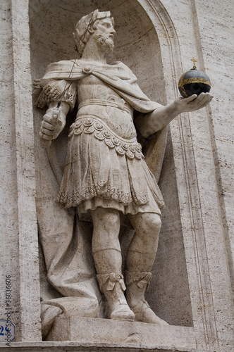 Escultura de la iglesia de San Luis de Francia, Roma photo