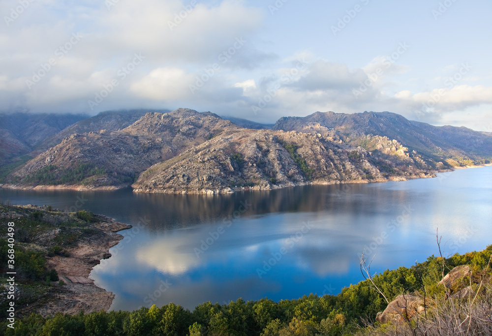 Obraz premium Mountain lake at Geres National Park, north of Portugal