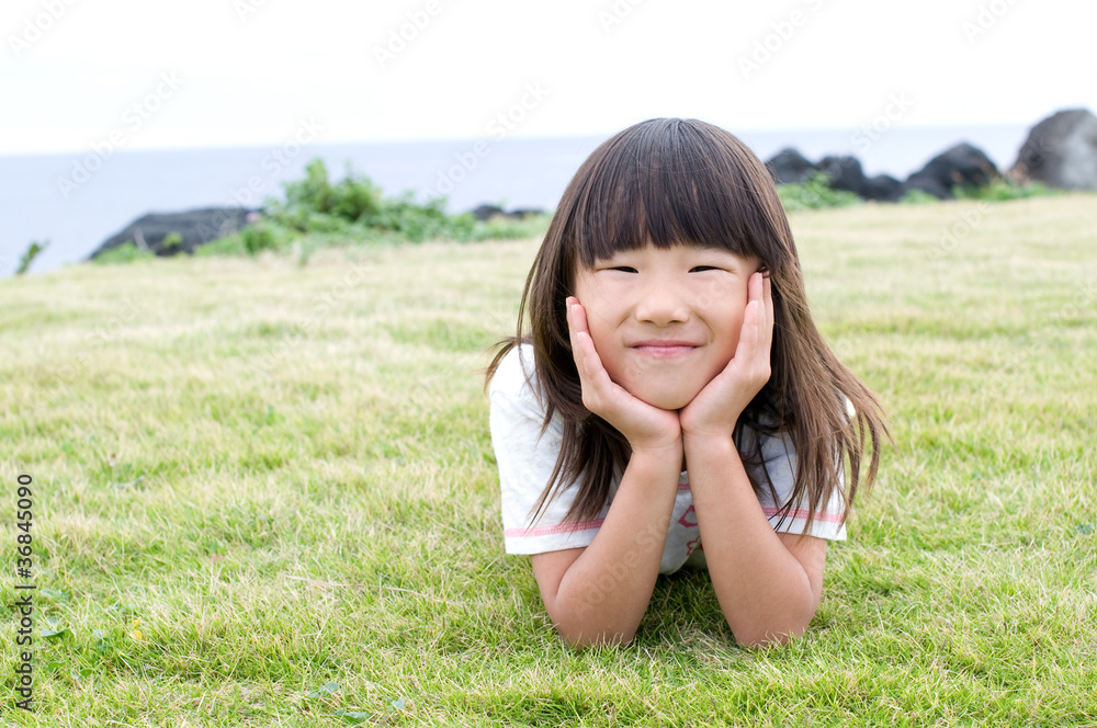芝生で寝転ぶ女の子