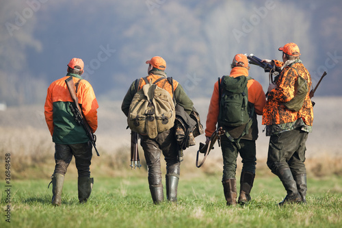 Foto Vier Jäger nach der Treibjagd