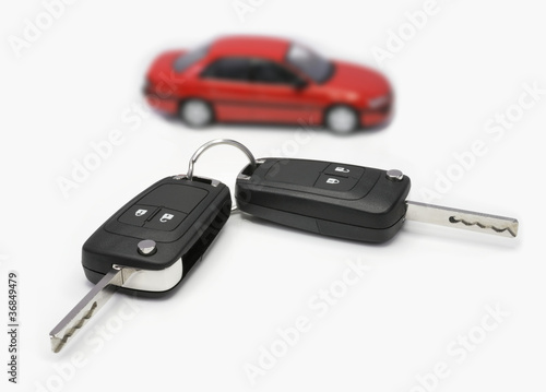 Zündschlüssel mit Auto im Hintergrund