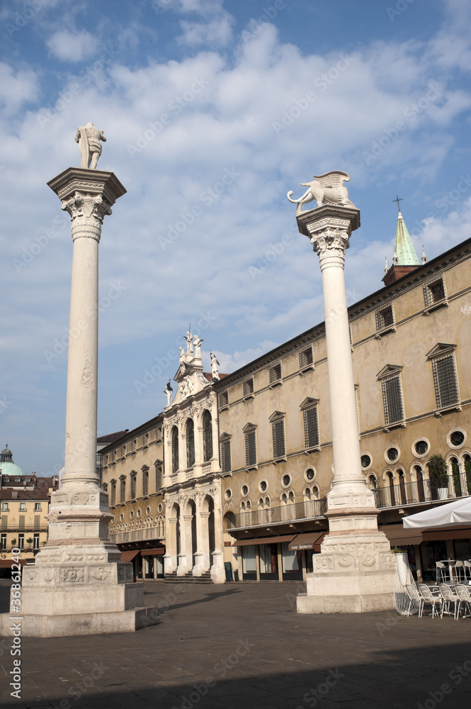 Vicenza (Veneto, Italy): The main square with two columns