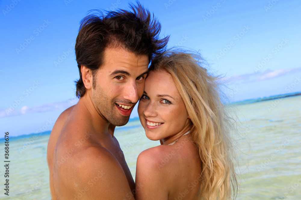 Fototapeta premium Couple in honeymoon in tropical island