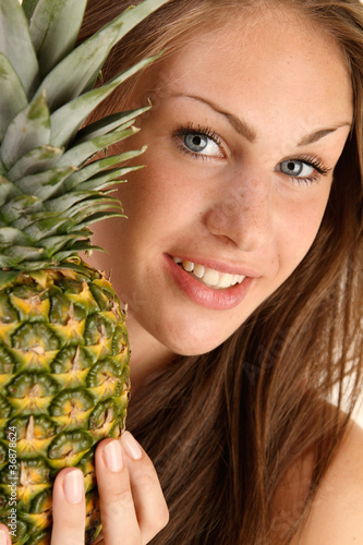 Frau mit Ananas photo