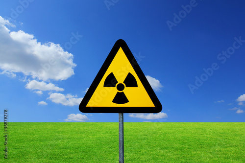 radioaktiv schild in grünen Gras photo