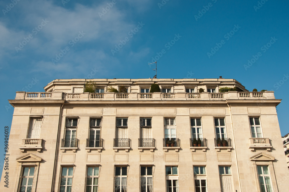 immeuble parisien avec balcon
