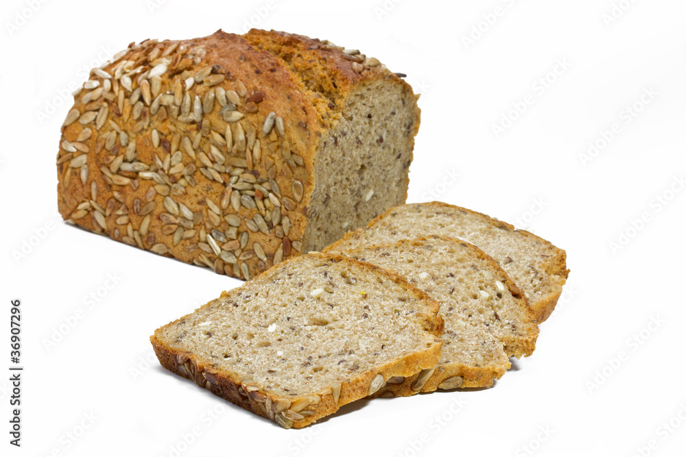Frisches Sonnenblumenbrot auf weißem Hintergrund Frisches Sonnenblumenbrot auf weißem Hintergrund