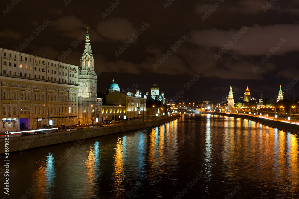 Fototapeta Russia, Moscow, night view of the Moskva River, and the Kremlin