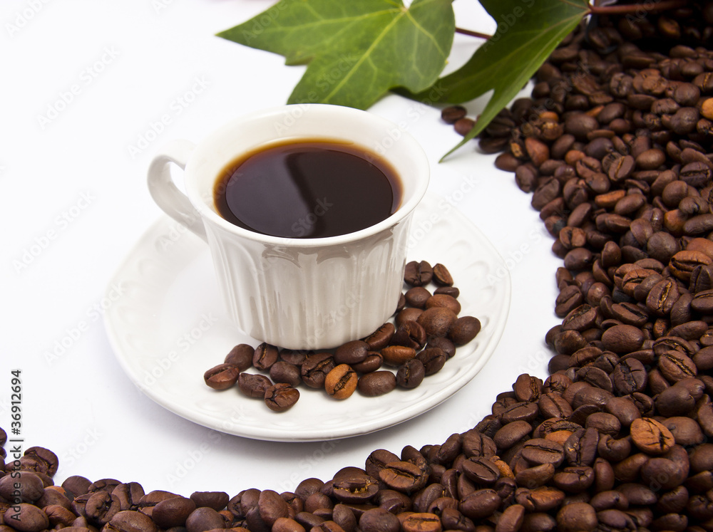 Fototapeta premium taza de café negro con granos de café tostado