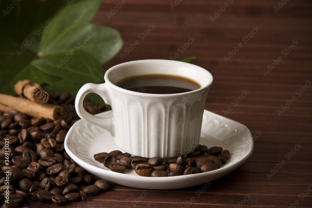 taza de café negro con granos de café tostado taza de café negro con granos de café tostado