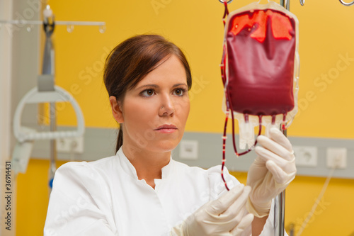 Krankenschwester in Klinik mit Blutkonserve. photo