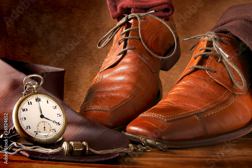 Scarpe e calzini con orologio a cipolla d'epoca photo