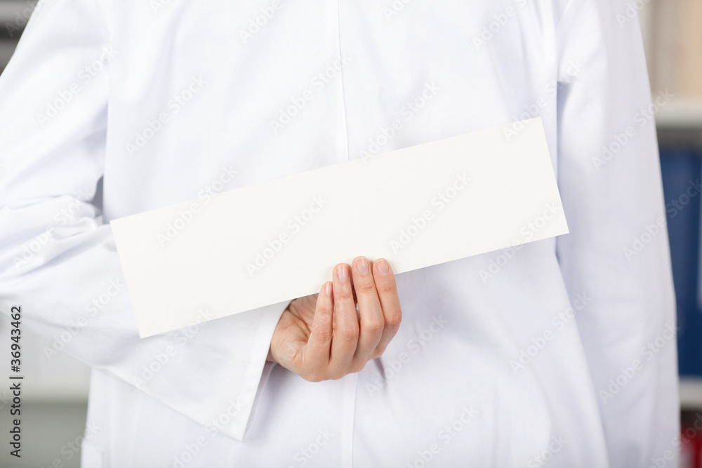 ärztin versteckt schild hinter dem rücken ärztin versteckt schild hinter dem rücken