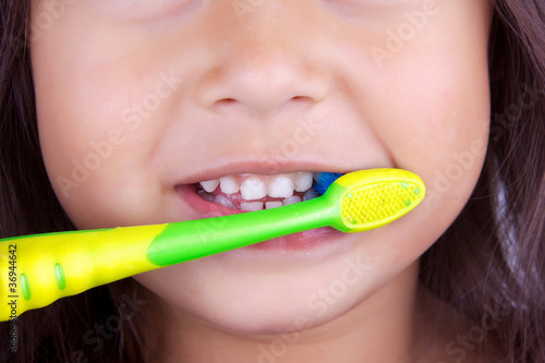 Fotografie enfant qui se brosse les dents