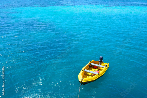 青い海と黄色いボート © jun.SU.