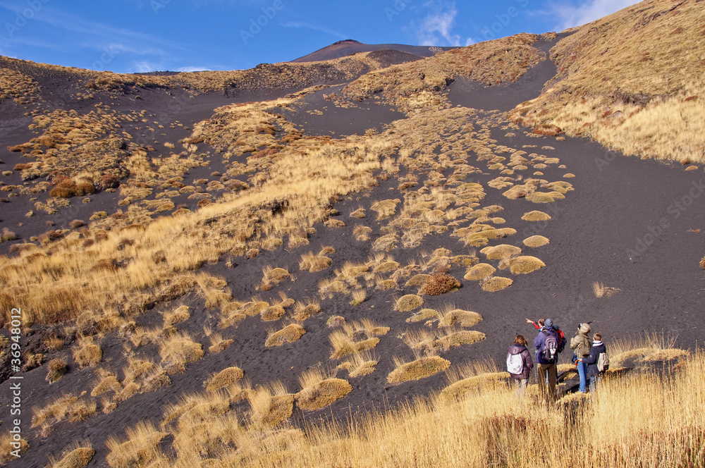 Randonneurs marchant sur le volcan Etna - Sicile, Italie