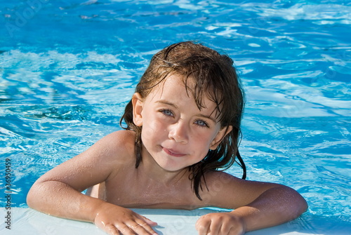 Bambina in piscina