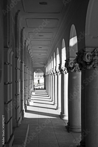 Fotografie, Obraz Classic archway with  colonnade  B&W