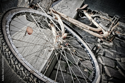 Zardzewiały i skorodowany rower na przystani w Kopenhadze