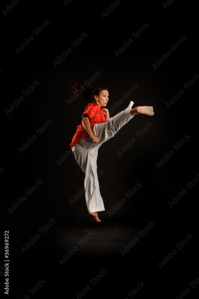 Frau macht Taekwondo