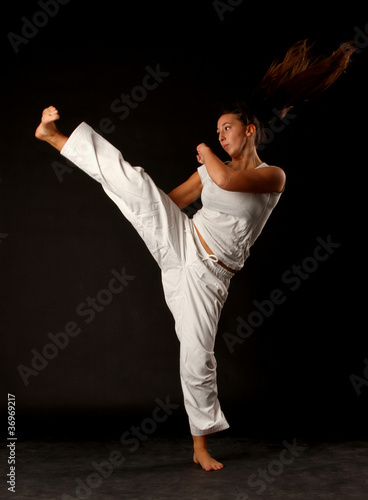 Frau macht Taekwondo photo