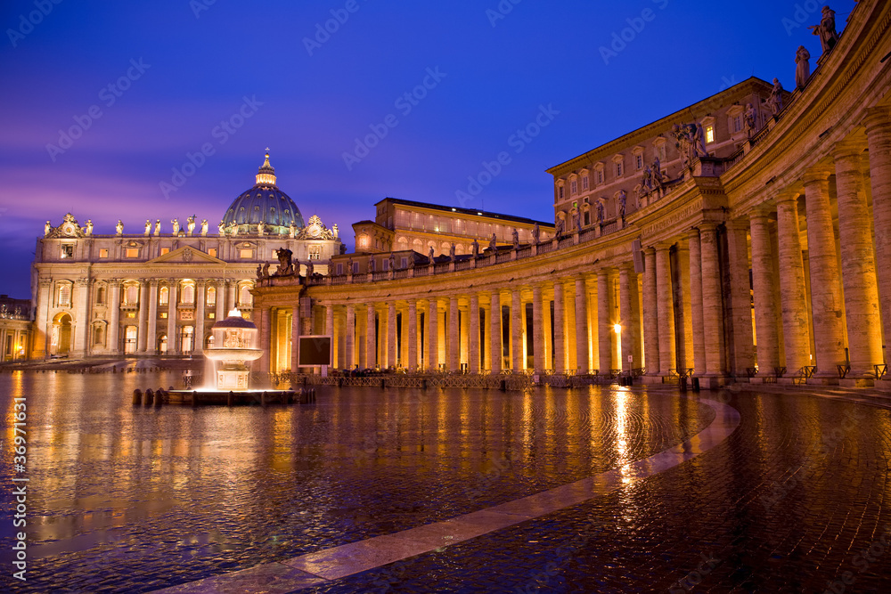 San Pietro di notte e colonnato del Bernini Roma