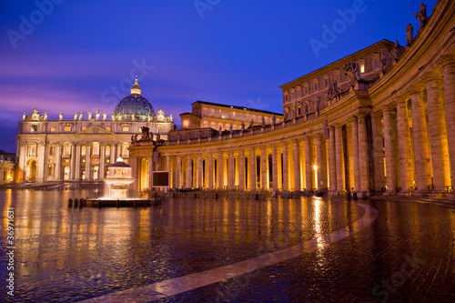 San Pietro di notte e colonnato del Bernini Roma © Pixelshop