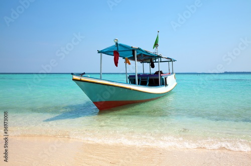 Boat on a beach © and.one