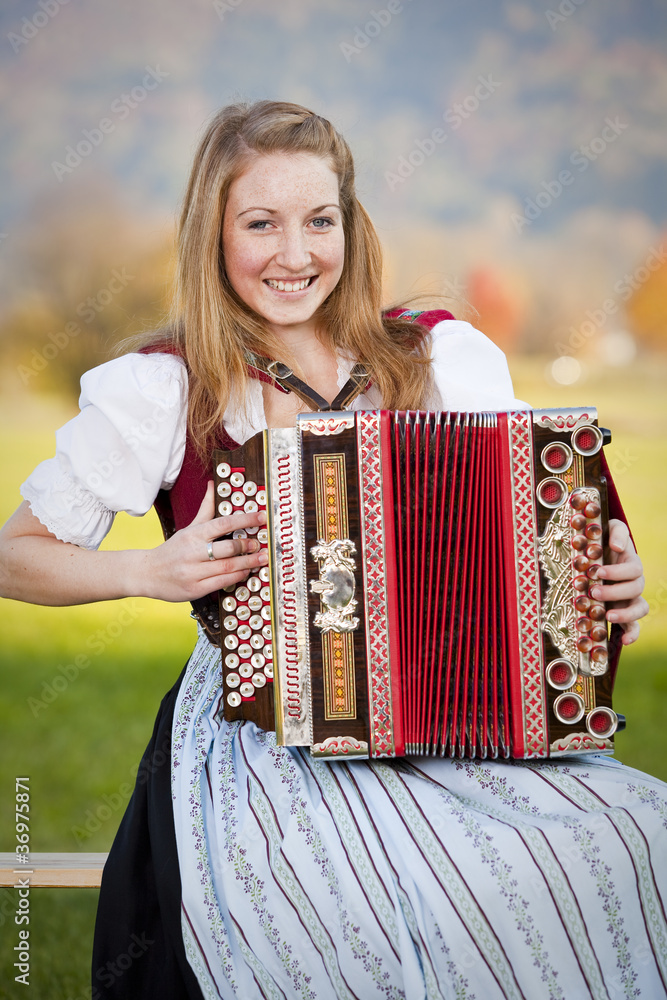 bayerische Frau im Dirndl mit Akkordeon Stock-Foto | Adobe Stock