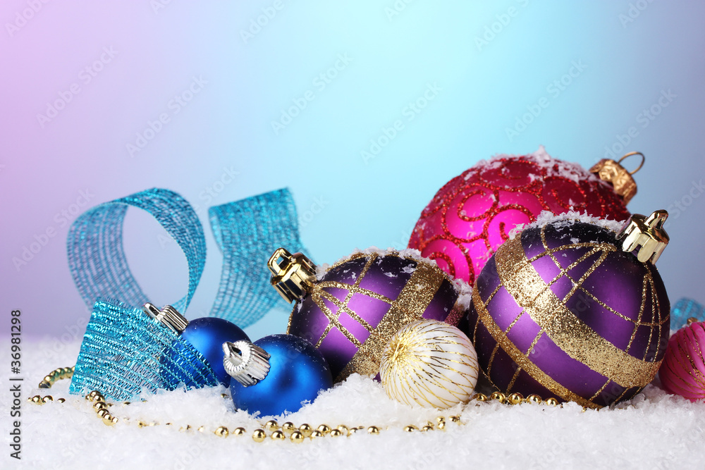 Naklejka premium beautiful Christmas balls and cones on snow on bright background