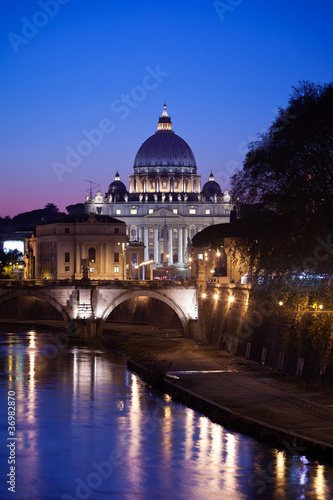 Basilica di San Pietro di notte