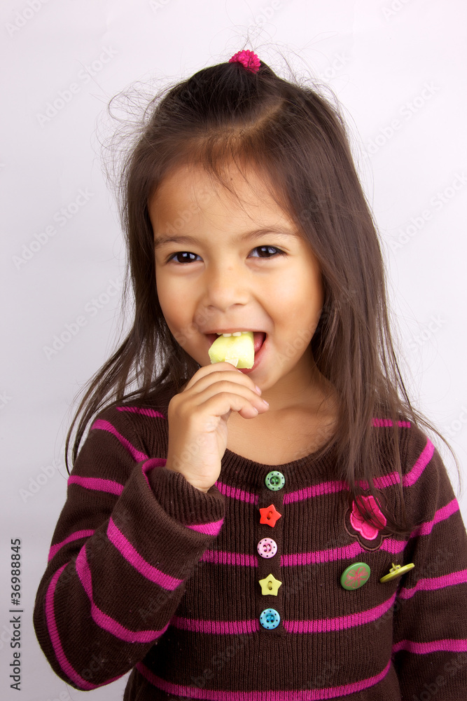 petite fille qui mange une glace petite fille qui mange une glace