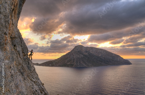 escalada en el mar en atardecer