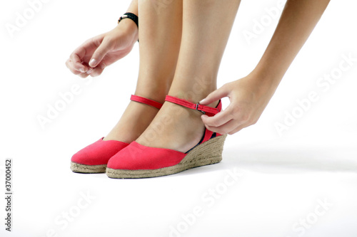 schlanke Beine in roten Schuhen