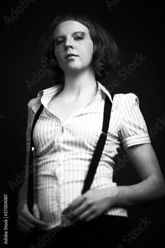 Junge Frau im 20er Stil vor schwarzem Hintergrund