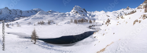 Lac des Merveilles sous la neige photo