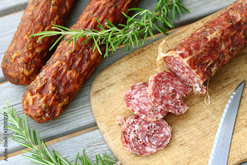 3 Würste - angeschnitten mit Rosmarin