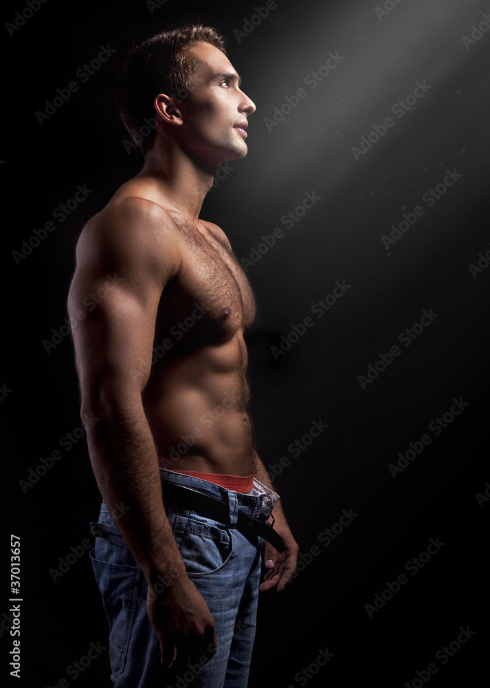 Obraz premium young muscular man on black background